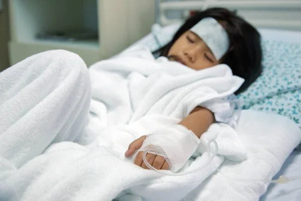 Asijské Dítě Trpělivý Spaní Nemocničním Lůžku Medikamentózní Léčba Ruce Pro — Stock fotografie