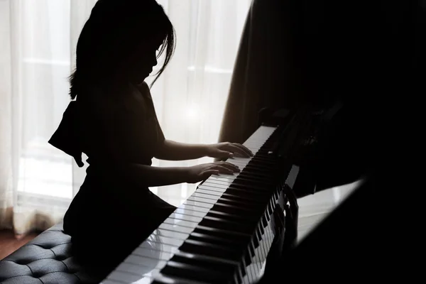 Silhueta Crianças Tocando Piano Tem Talento Prática Para Habilidade Música — Fotografia de Stock
