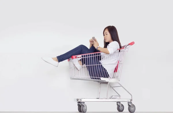 Asiatico Donna Shopping Online Con Mobile Carrello Digitale Comportamento — Foto Stock