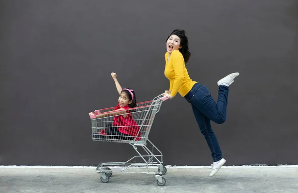 Felice Madre Asiatica Daugther Amore Shopping Azione Con Carrello Della — Foto Stock