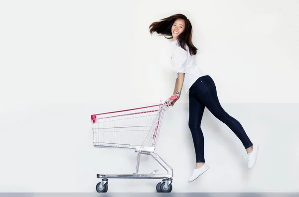 Feliz Asiático Mujer Amor Compras Acción Con Cesta Compra Blanco — Foto de Stock