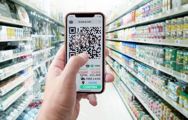 Mobil uygulamadan kod taraması yapılan dijital alışveriş ve yeni normal bir mağaza ve süpermarket tarzında eve gönderme