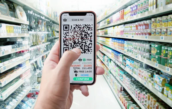 Mobil uygulamadan kod taraması yapılan dijital alışveriş ve yeni normal bir mağaza ve süpermarket tarzında eve gönderme