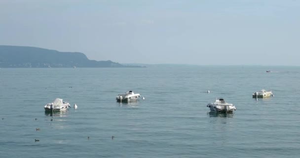 Barcos balanceándose en el lago de Garda en un día soleado — Vídeos de Stock
