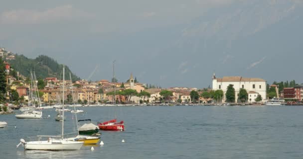 Nautica Sulle Onde Una Barca Sul Lago Garda Con Vista — Video Stock