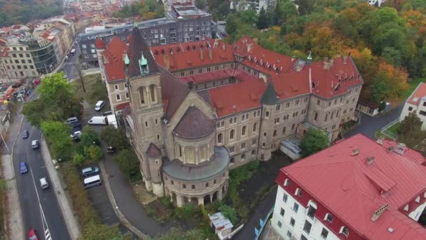 Flygfoto vackra slott i Prag med utsikt över staden och skog i höst — Stockvideo