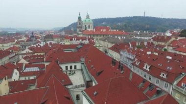 Prag 'ın kırmızı çatılarının havadan güzel manzarası