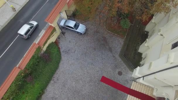 Luxusní auto zastavuje u katolického kostela v Praze — Stock video
