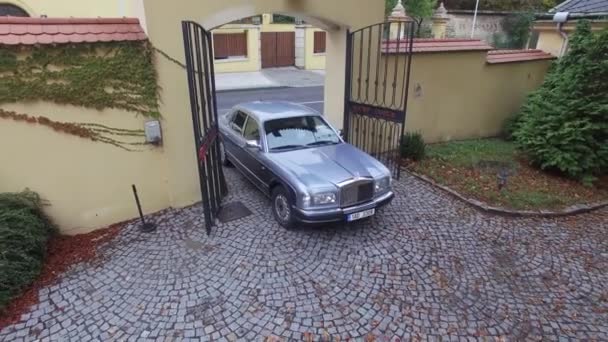 Luxe auto stopt bij de katholieke kerk in Praag Stockvideo's