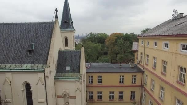 街の美しい景色を望むプラハのサクレ・クール — ストック動画