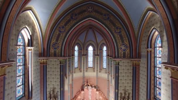 Bóvedas de la Catedral Católica del Sacro Corazón en Praga. Interior — Vídeos de Stock