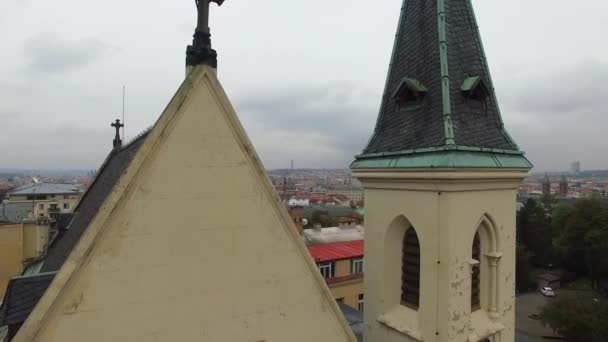 Luchtfoto van de Sacre Coeur in Praag met prachtig uitzicht op de stad — Stockvideo