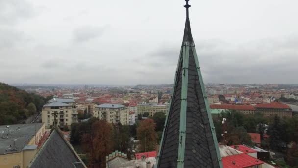 Vista aérea del Sacre Coeur en Praga con hermosa vista a la ciudad — Vídeos de Stock