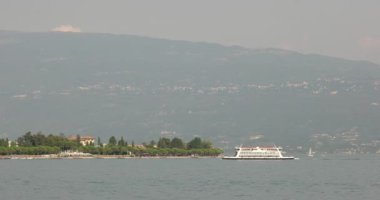 Toscolano-Maderno limanına varan feribot.