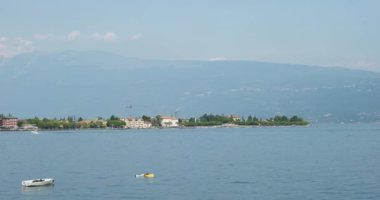 Garda Gölü 'nden geçen bir tekne.