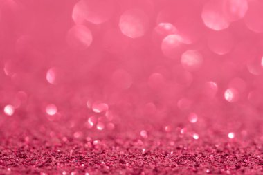 Pırıl pırıl, pırıl parlıyor. Pembe arka plan bokeh ışıklarıyla bulanık.