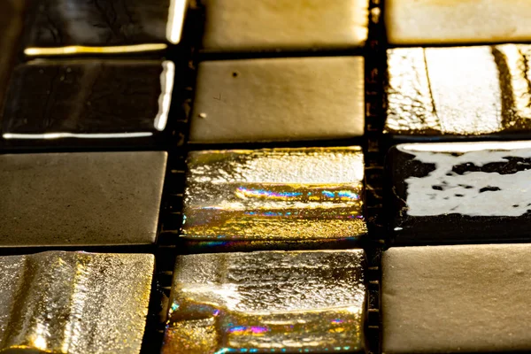 Metalik altın ve siyah renkli parlak camsı mozaik döşeme