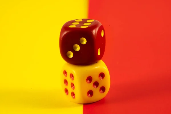 Şanslı zar. Kırmızı ve sarı arka planda iki kırmızı ve sarı zar, şans sembolü.