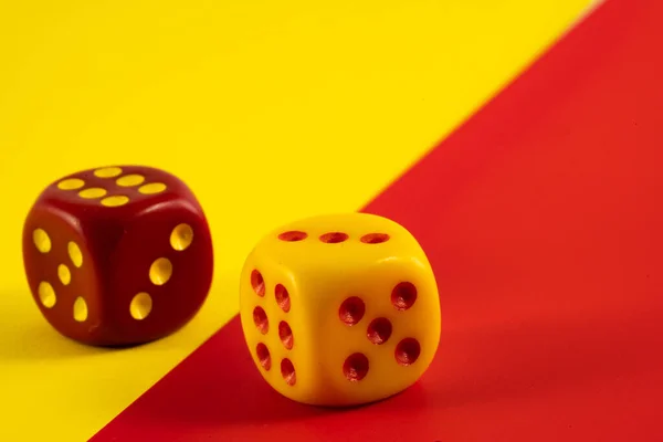 Şanslı zar. Kırmızı ve sarı arkaplanda iki kırmızı ve sarı zar, kopyalama alanı, şans sembolü