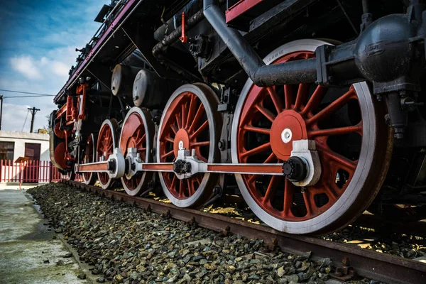 Arka planda buharlı lokomotif, motor ve mavi gökyüzü