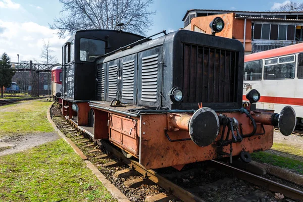 Locomotora Diesel Vieja Negra Marrón Estacionaria Ferrocarril —  Fotos de Stock