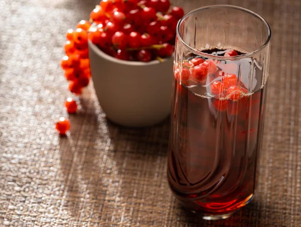 Rode Bessen Vers Fruit Drank Een Tafel Moody Zonsondergang Verlichting — Stockfoto