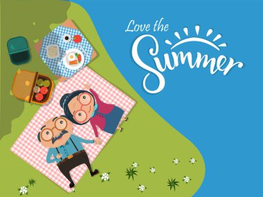 Yaz tatilini seviyorum, yaşlı adam ve kadın çiftler kamp yapıyor ve yeşil çayır manzaralı bir yerde piknik yapıyorlar. vektör illüstrasyonu.