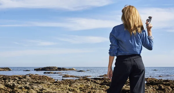 Portret Mooie Vrouw Overweegt Blauwe Zee Onder Blauwe Hemel Stockafbeelding