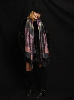 Çekici bir kadın. Siyah arka planda bir kadın portresi