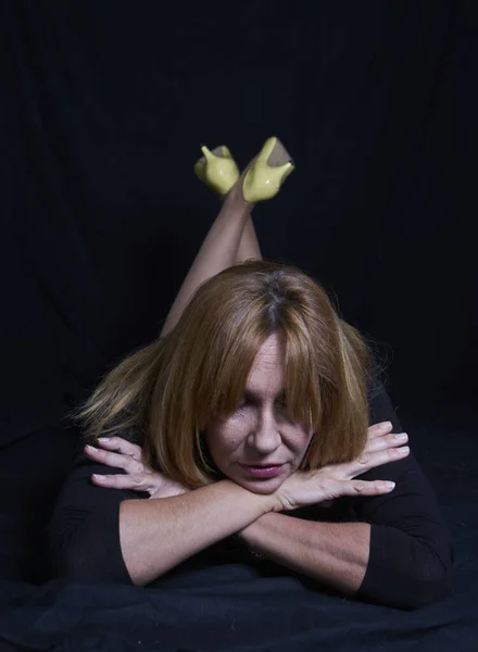 Mulher Loira Bonita Com Fundo Preto Deitado Com Saltos Amarelos — Fotografia de Stock