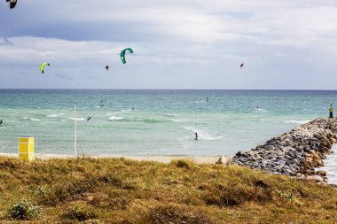 Malaga 'nın güzel plajı, bulutların ve denizin muhteşem renkleriyle dolu bir kış günü.