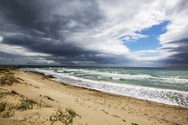 Malaga 'nın güzel plajı, bulutların ve denizin muhteşem renkleriyle dolu bir kış günü.