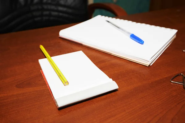 褐色桌子 带有笔记本 红色剪刀 彩色铅笔 — 图库照片