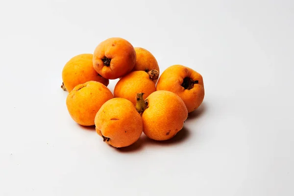 Ainda Vida Muitos Loquats Fundo Branco — Fotografia de Stock