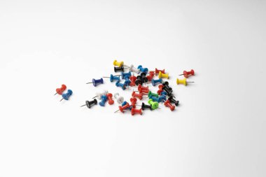 Beyaz arkaplanda farklı renklerde yaşam destek iğneleri