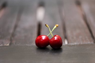 natürmort masadaki kırmızı kirazlar