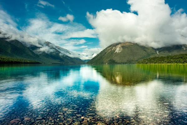 Schöne Himmels Und Bergreflexionen Auf Einem Sehr Stillen Lake Rotoiti — Stockfoto