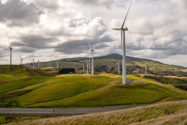 Rüzgar türbini çiftliği doğada elektrik üretiyor.