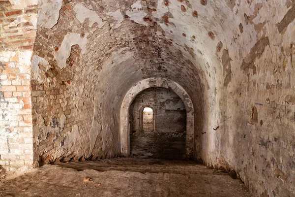 Old stone staircase leads to the dungeon.  Fort Tarakanovskiy. U — Stock Photo, Image