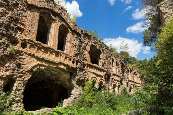 Brick destroyed wall. Ruins of fort Tarakanovskiy. Dubno. Ukrain — Stock Photo, Image