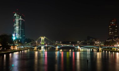 Geceleyin Frankfurt ana caddesi.