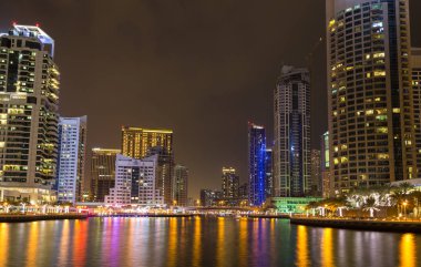 Dubai Yat Limanı içinde gökdelenler geceleri. Birleşik Arap Emirlikleri 