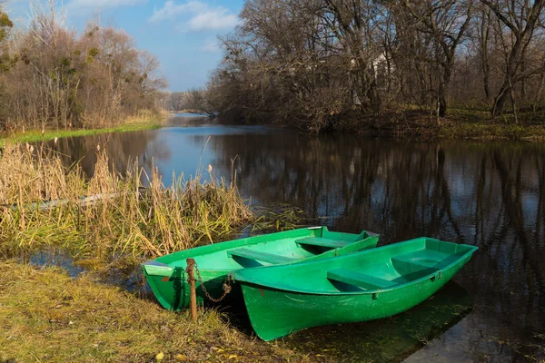 Deux bateaux sur la rive . — Photo