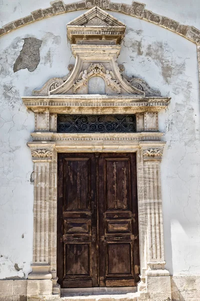 Antigua puerta tallada en madera con estuco — Foto de Stock