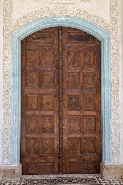 Antigua puerta tallada en madera — Foto de Stock