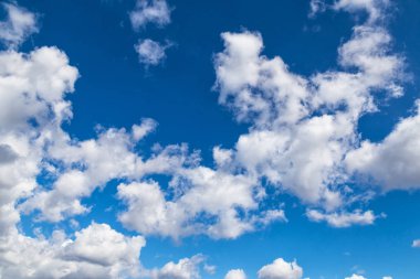 Beyaz bulutların üstünde mavi bahar gökyüzü 