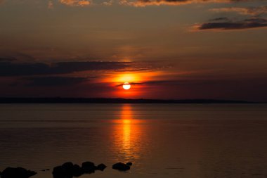 Siyah bulutlar arka plan üzerinde harika kırmızı siyah günbatımı. U