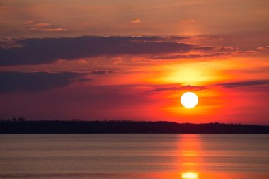 Siyah bulutlar arka plan üzerinde harika kırmızı pembe günbatımı. U