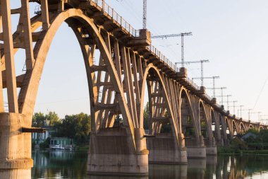 Eski eğri demiryolu Köprüsü Dnieper Nehri üzerinde. Dnepropetrovsk. 