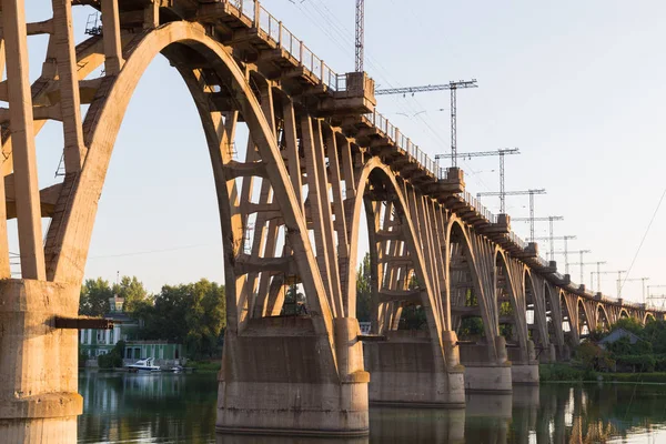 Antiguo puente ferroviario curvo sobre el río Dniéper. Dnepropetrovsk . — Foto de Stock